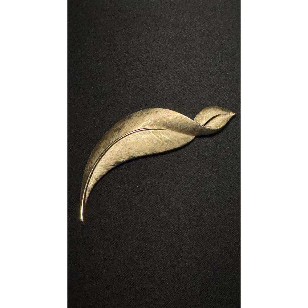 Vintage Crown Trifari Gold Tone Leaf Brooch